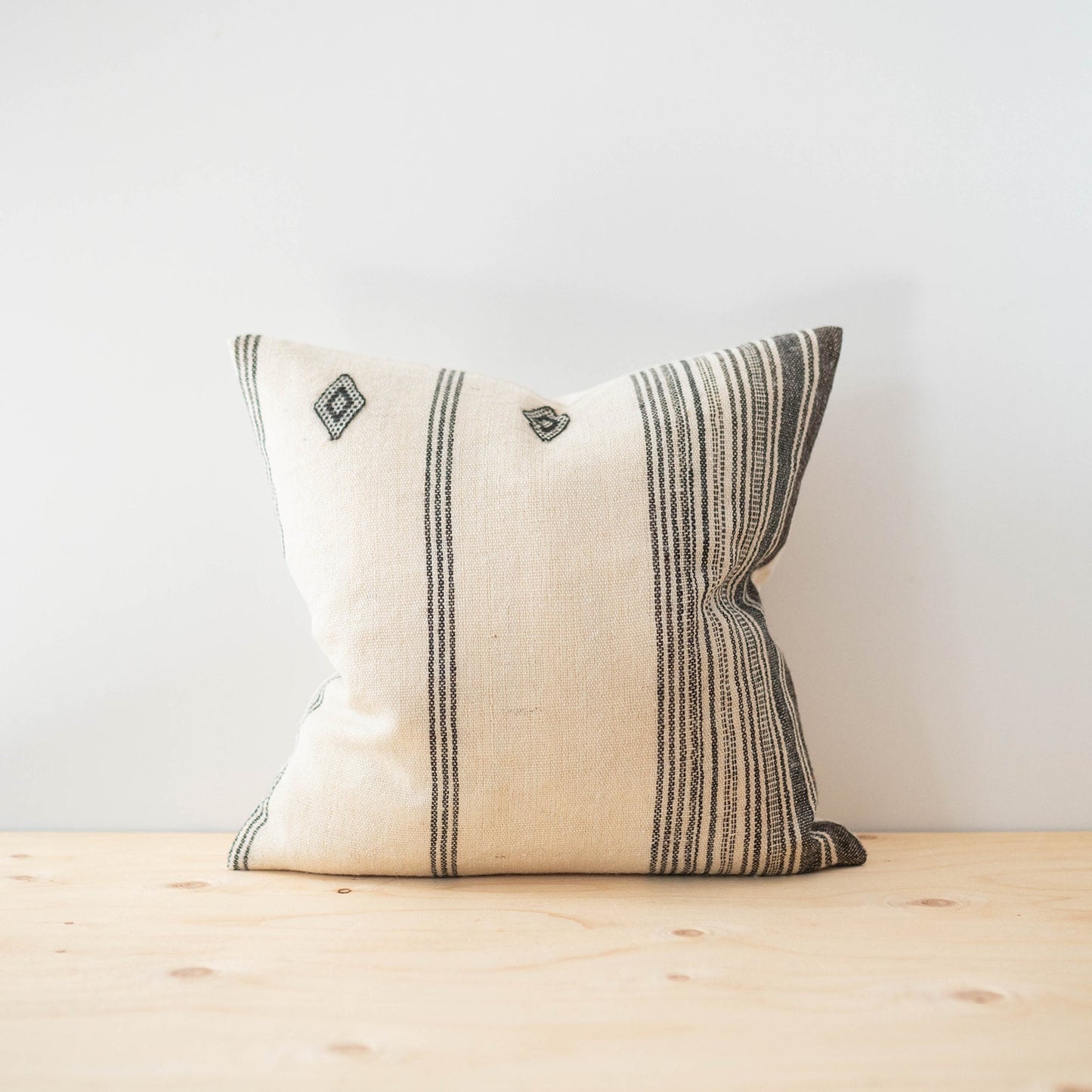 Housse de coussin crème Lara Bhujodi