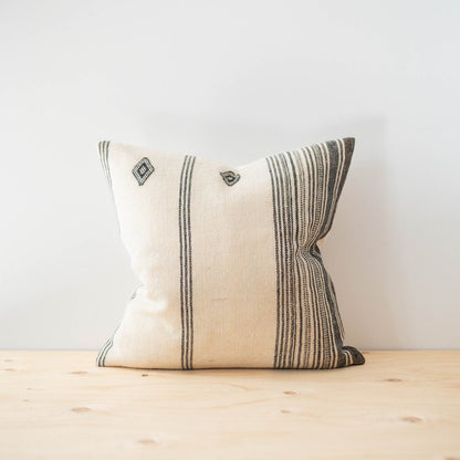 Housse de coussin crème Lara Bhujodi