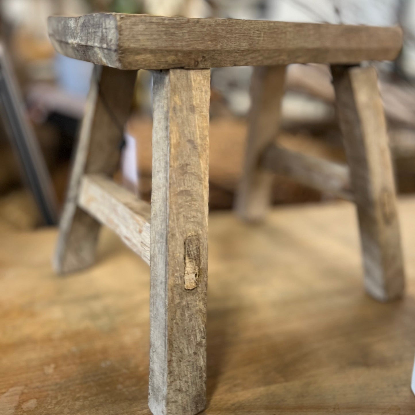 Petit tabouret en bois d'orme naturel