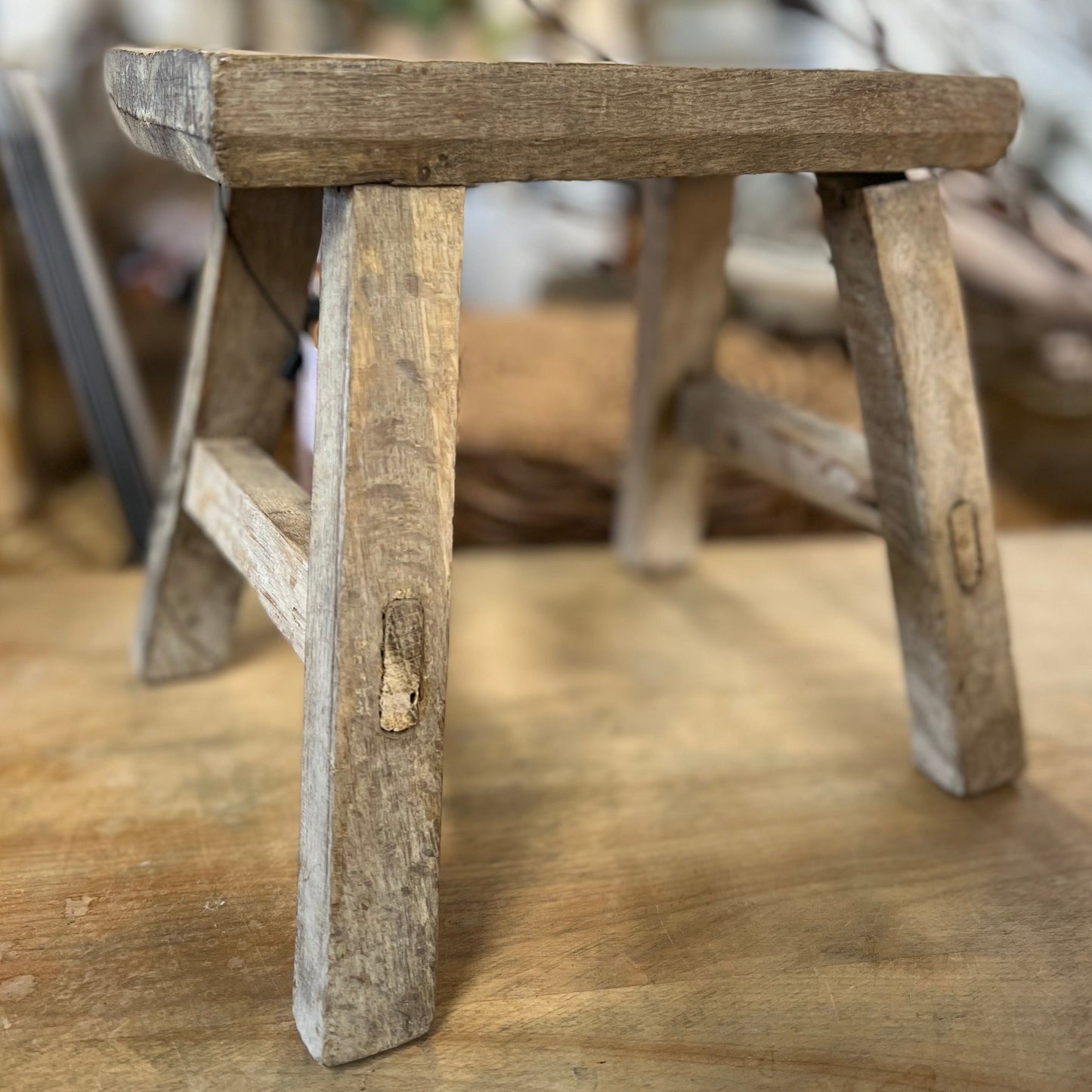 Petit tabouret en bois d'orme naturel
