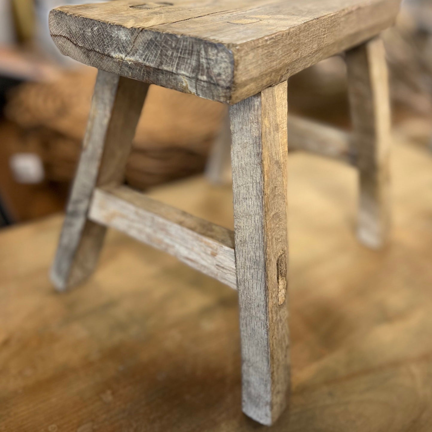 Petit tabouret en bois d'orme naturel