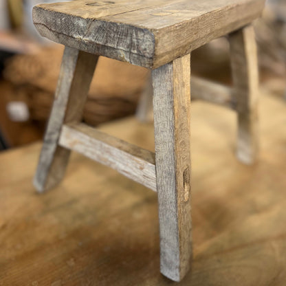 Petit tabouret en bois d'orme naturel