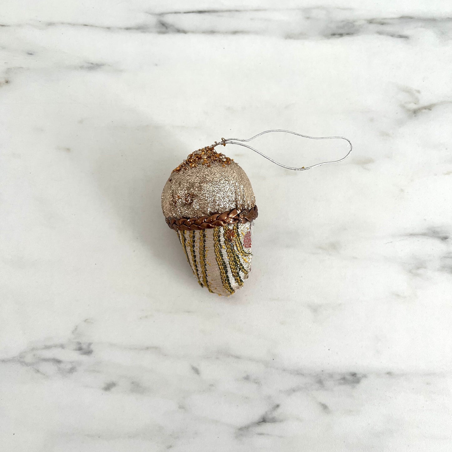 Ornement en tissu jacquard en forme de gland