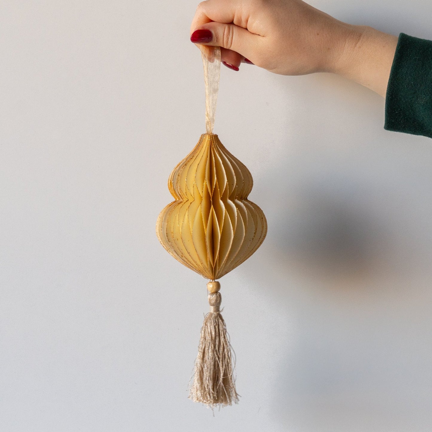 Ornement à pompon en papier