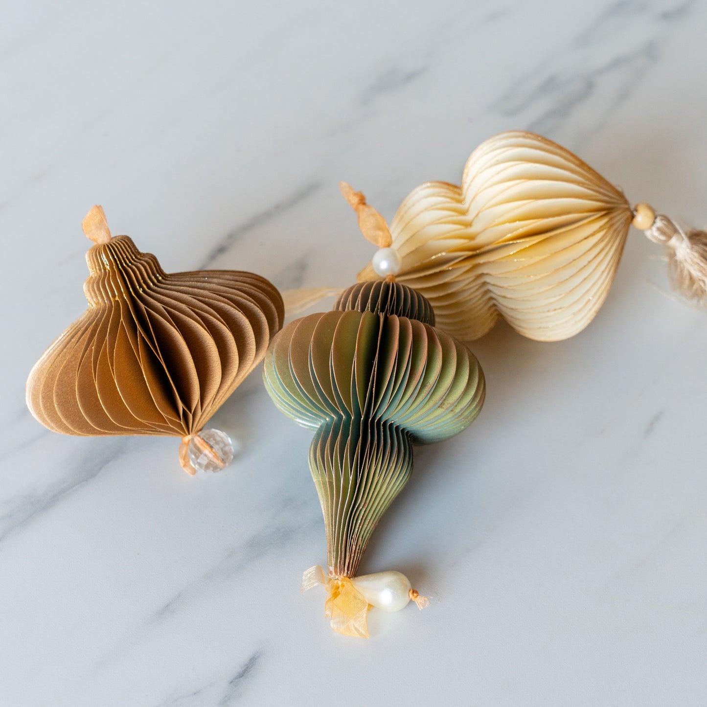 Ornement à pompon en papier