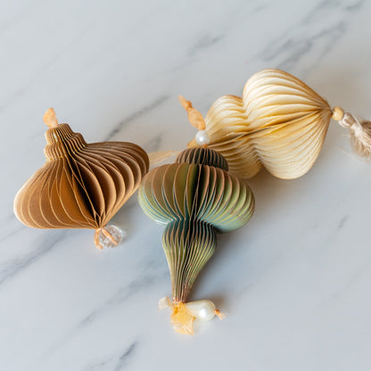 Ornement à pompon en papier