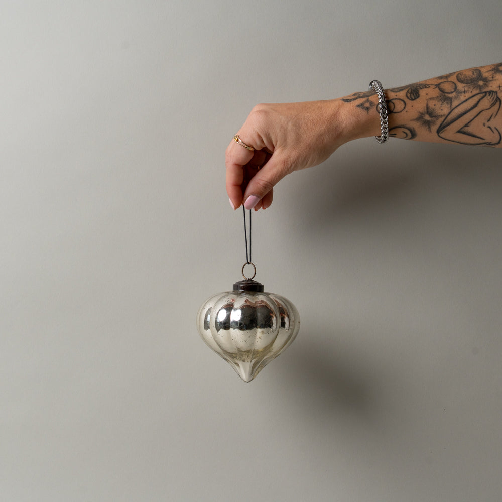 Ornement en forme d'oignon argenté