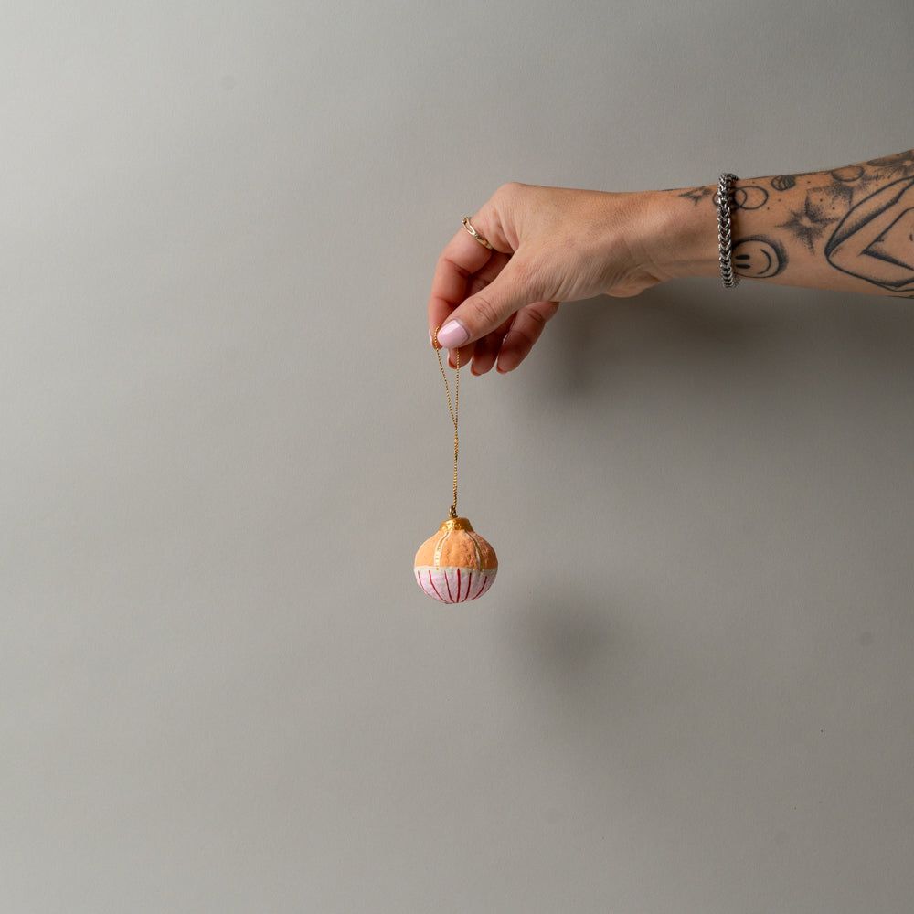 Mini ornement en papier mâché fait à la main