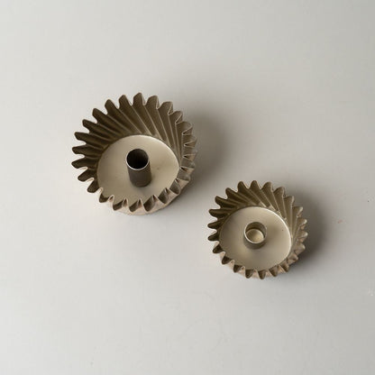 Porte-bougie conique torsadé en métal