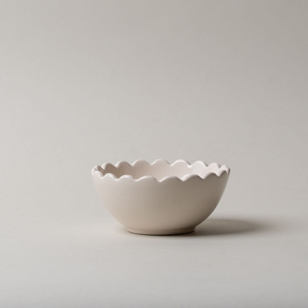 Bol en grès blanc à bord festonné