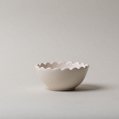 Bol en grès blanc à bord festonné