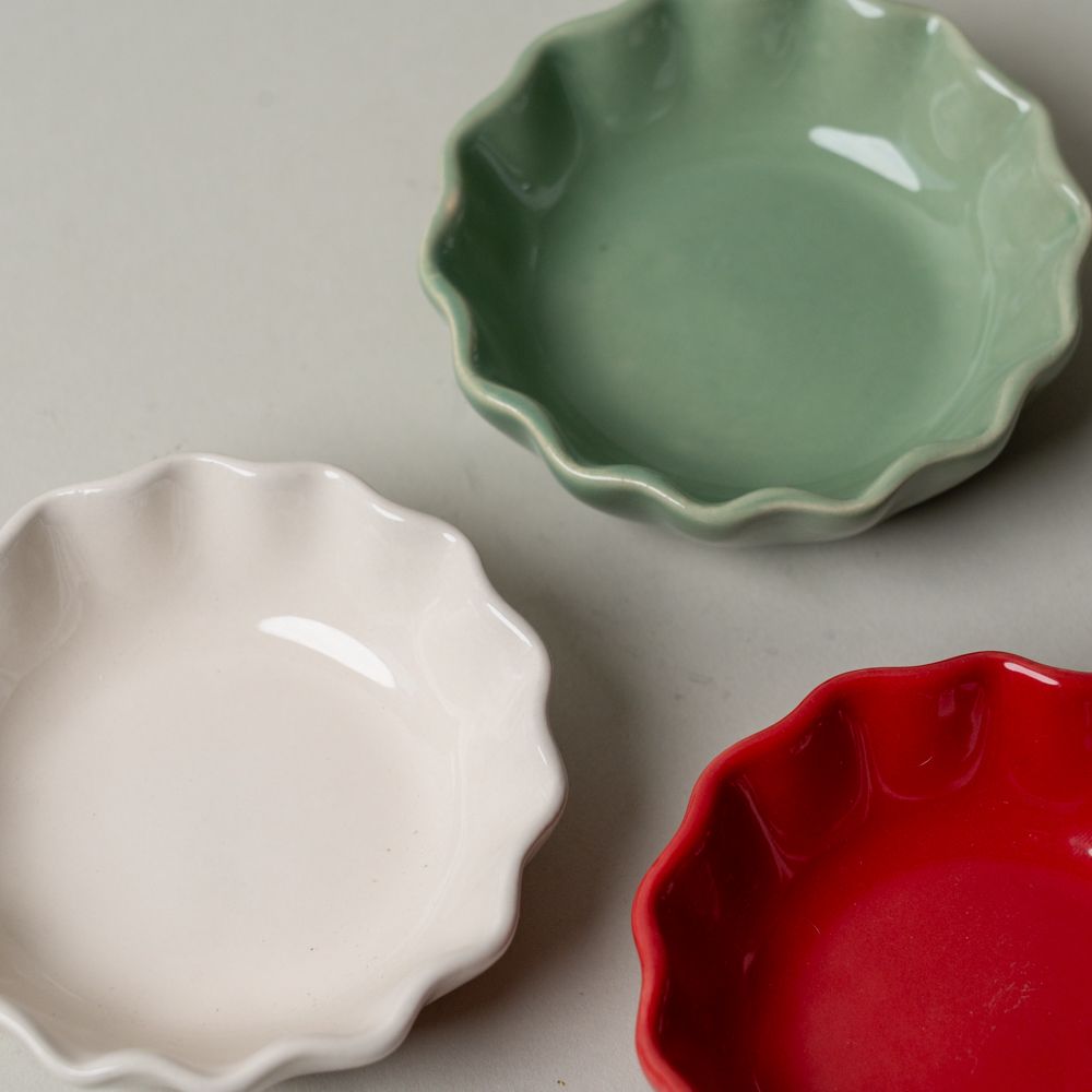 Bol à bord festonné en grès vert