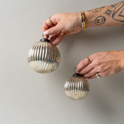 Ornement de boule côtelée argentée