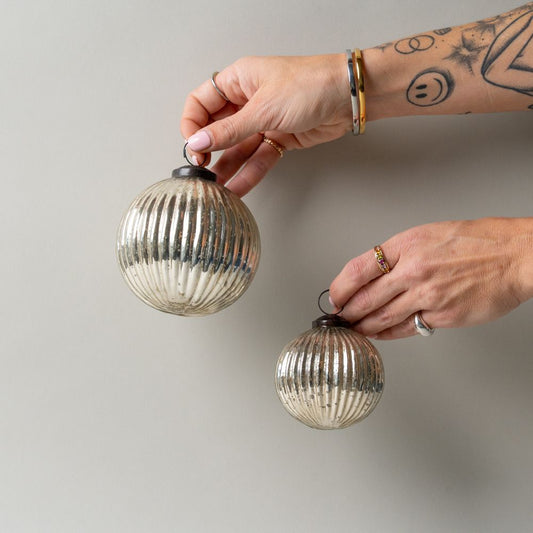 Ornement de boule côtelée argentée