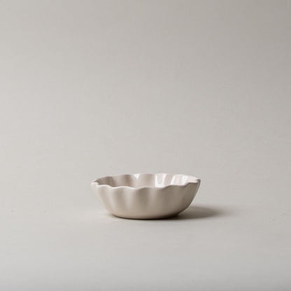 Bol en grès blanc à bord festonné