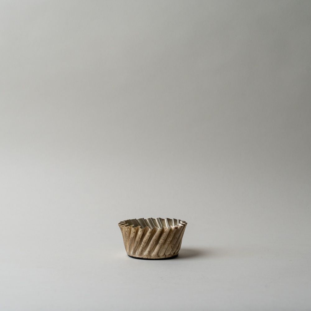 Porte-bougie conique torsadé en métal