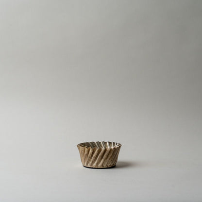 Porte-bougie conique torsadé en métal