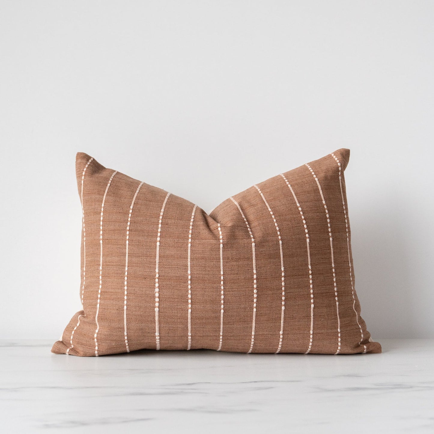Housse de coussin tissée noisette